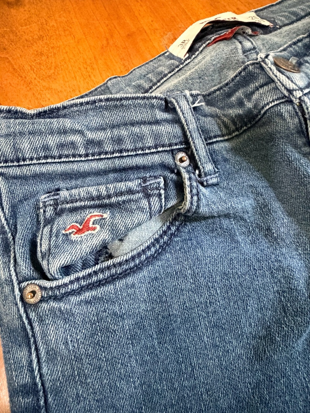 Hollister Womans 3R Straight Jeans in Dark Blue Wash